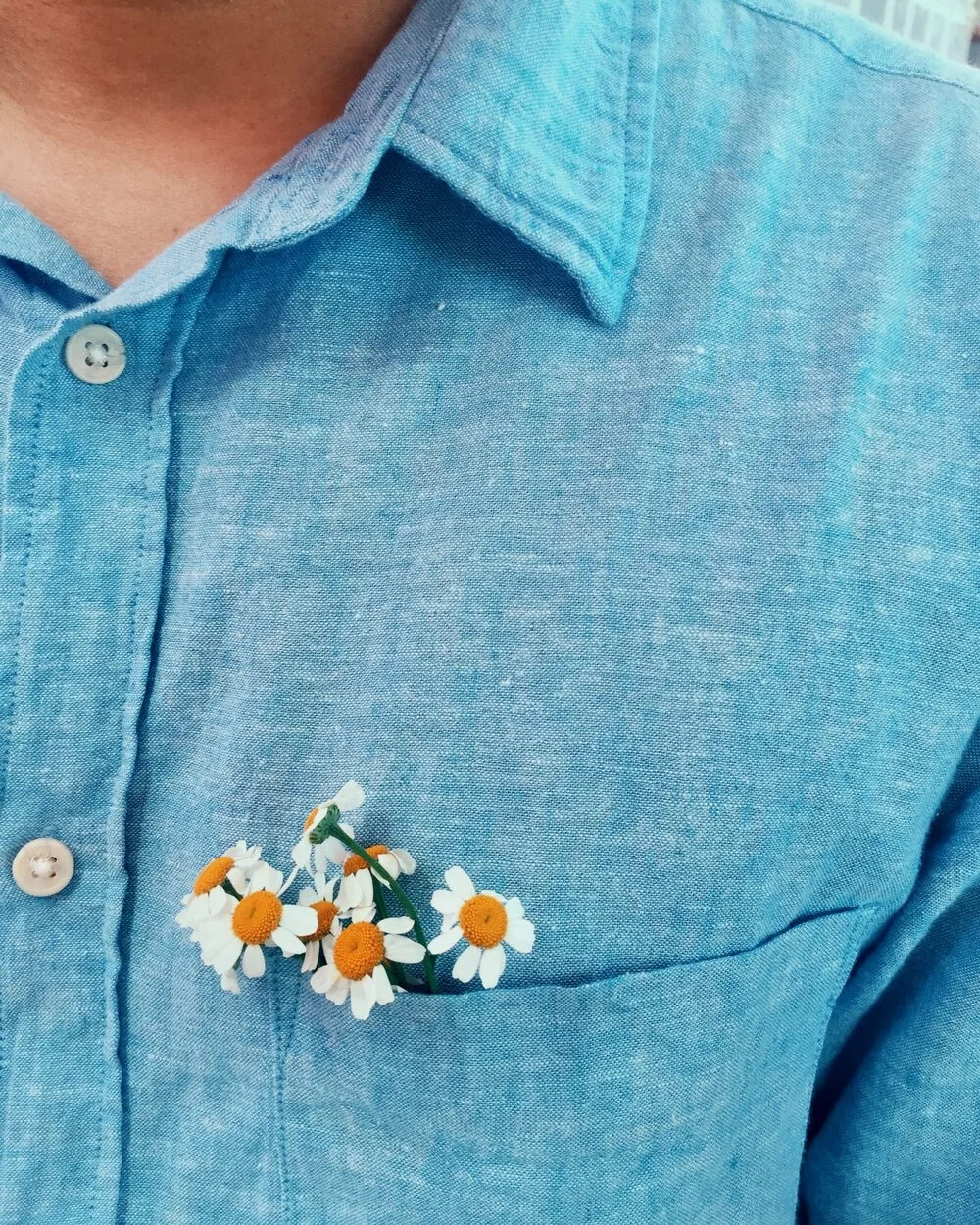 fleur sur chemise en lin poche